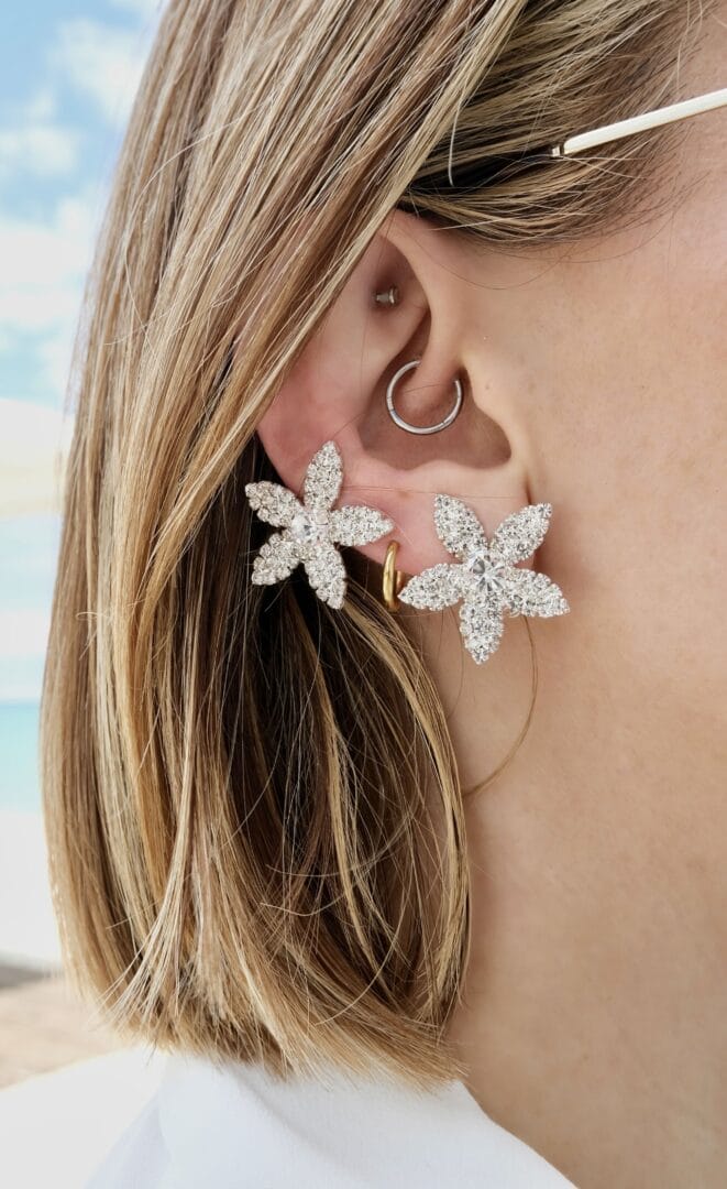 Orecchini Fiori Bianchi - Gioielli - Orecchini - Di ESSe.accessories - Foto 3